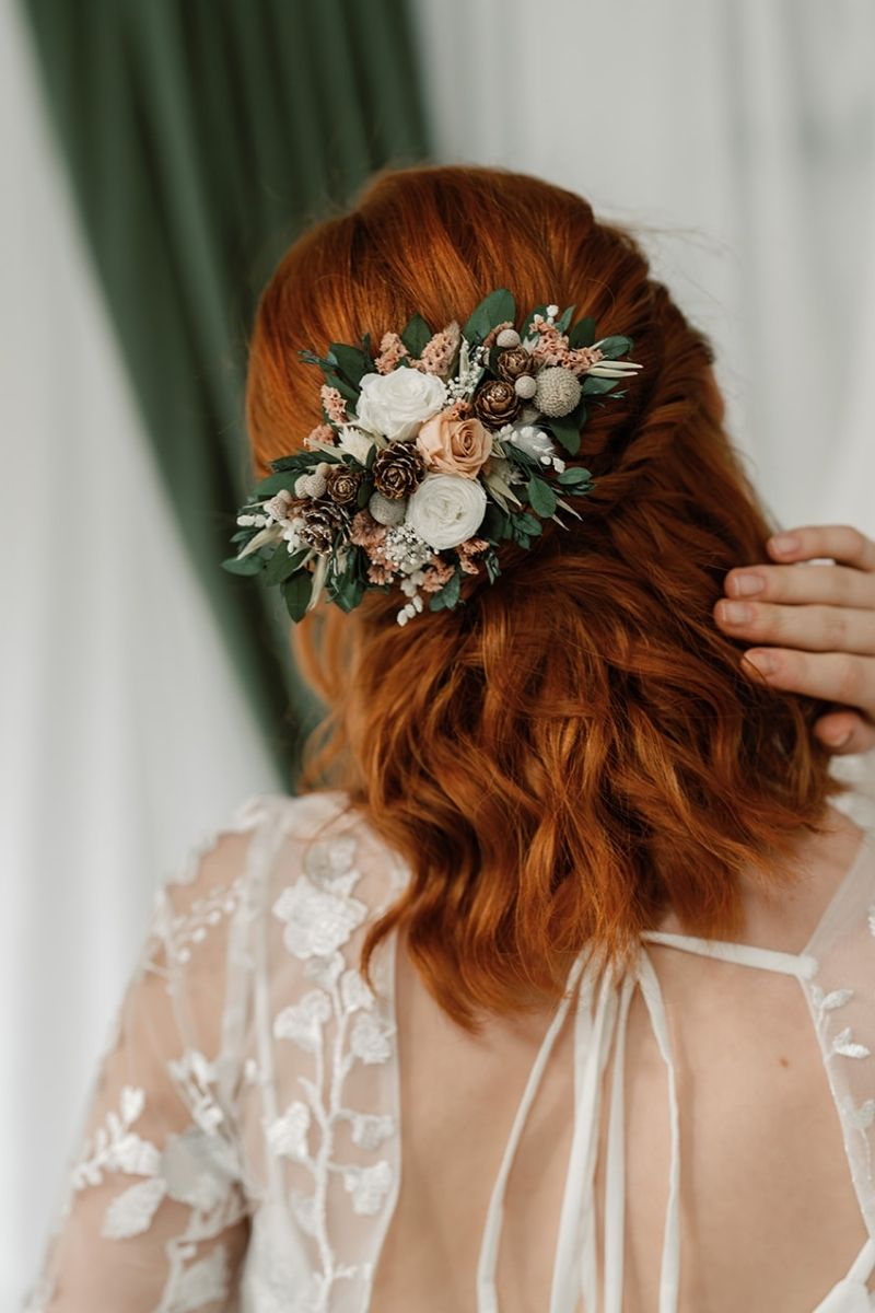 Inspired by frosty mornings, this winter whites wedding dried flower hair clip features preserved roses in nude and white, surrounded by lush foliage and silver berries.