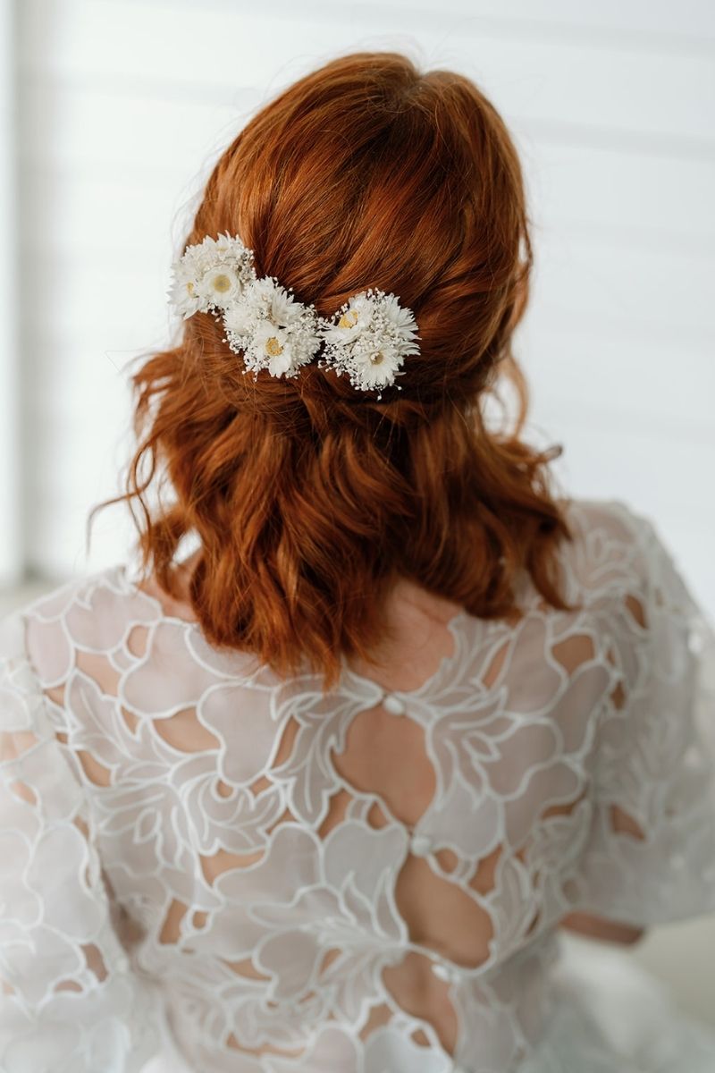 Dried flower bridal hair pins featuring dried daisies and preserved white gypsophila on silver metal hair pins by Luna and Wild.