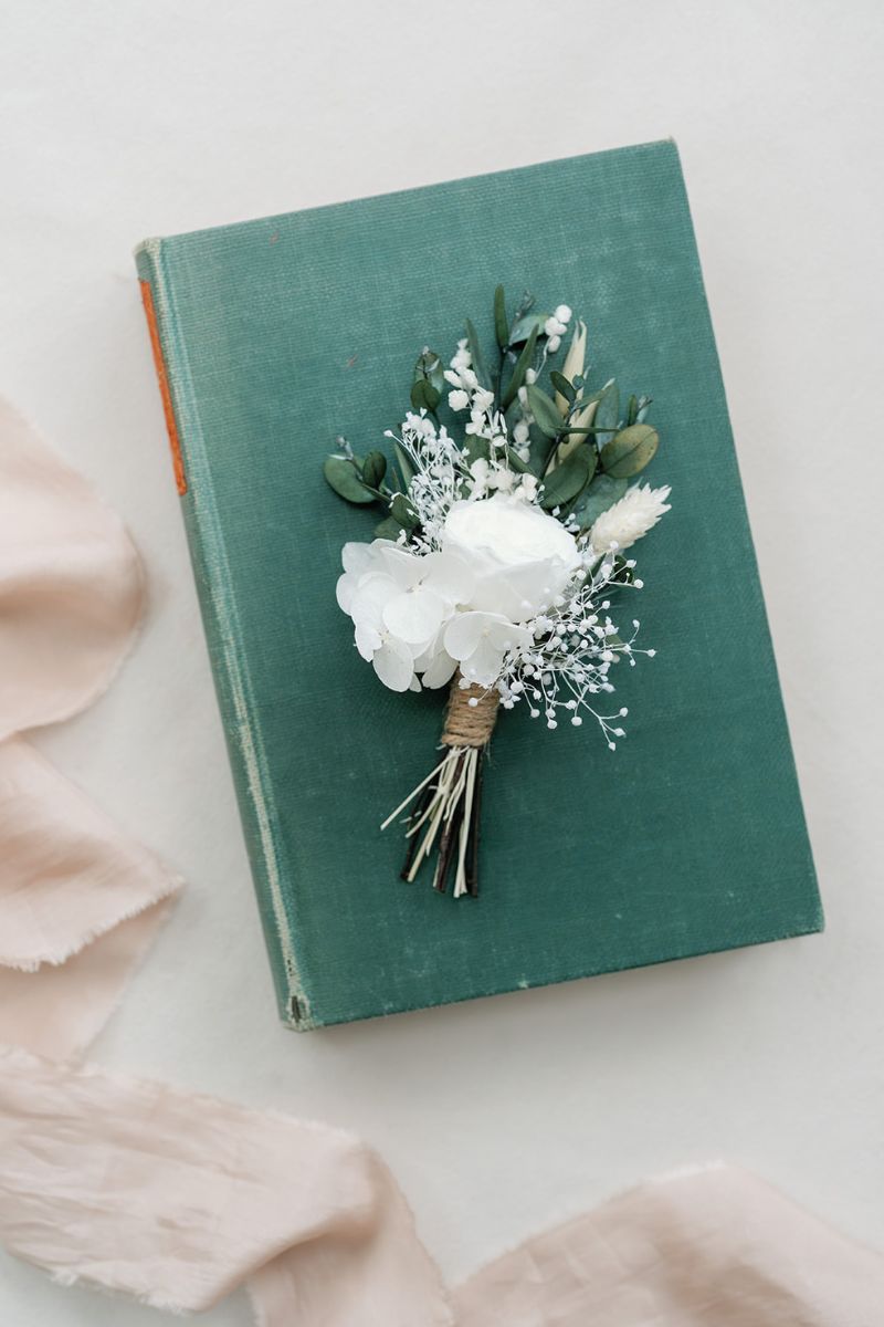 Modern bohemian preserved flower buttonhole for grooms in white and green